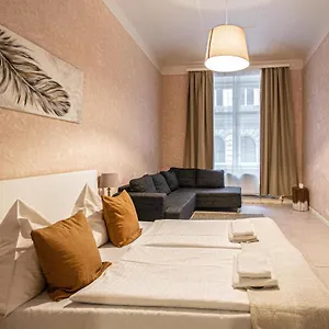rose-ruterra-suite.praguehotelsweb.com/